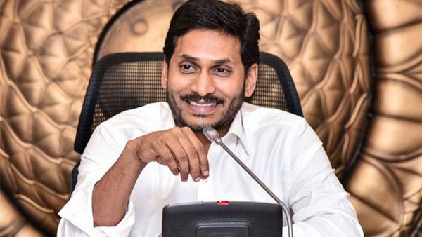 ജഗന്‍ മോഹന്‍ റെഡ്ഡിക്ക് നേരെ കല്ലേറ്, നെറ്റിയില്‍ പരിക്ക്; പിന്നില്‍ ടിഡിപിയെന്ന് വൈഎസ്ആര്‍ കോണ്‍ഗ്രസ്