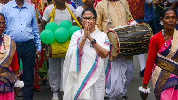 സിഎഎ നടപ്പാക്കില്ല, മാസം 10 എല്‍പിജി സിലിണ്ടറുകള്‍ സൗജന്യം; വാഗ്ദാനങ്ങളുമായി തൃണമൂല്‍ പ്രകടനപത്രിക