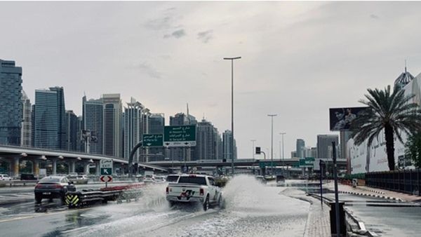 കലിതുള്ളി മഴ, വെള്ളത്തിൽ മുങ്ങി യുഎഇ; സ്ഥിതി വഷളാക്കിയത് ക്ലൗഡ് സീഡിങും