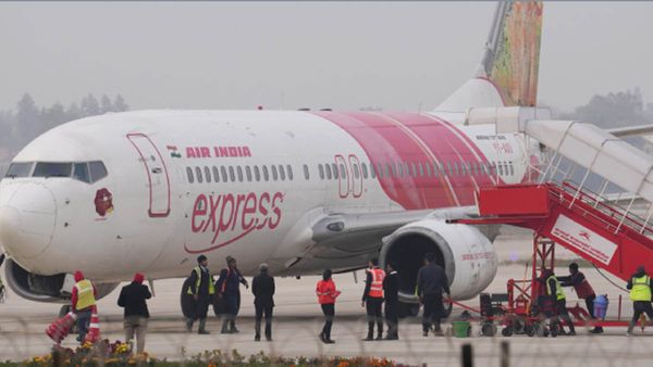 കൊച്ചിയിലേക്ക് പുറപ്പെട്ട എയര്‍ ഇന്ത്യാ എക്സ്പ്രസിന് തീ പിടിച്ചു; യാത്രക്കാര്‍ക്ക് പരിക്ക്