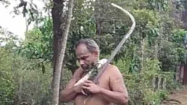 കൊട്ടിയൂരില്‍ മുതിരേരി വാള്‍ എത്തി ഭക്തിനിര്‍ഭരമായ അന്തരീക്ഷത്തില്‍ സ്വയംഭൂവില്‍ നെയ്യാട്ടം നടന്നു