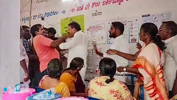 വരിയില്‍ നിന്ന വോട്ടറുടെ മുഖത്തടിച്ച് വൈഎസ്ആര്‍ കോണ്‍ഗ്രസ് എംഎല്‍എ, തിരിച്ചടിച്ച് വോട്ടര്‍