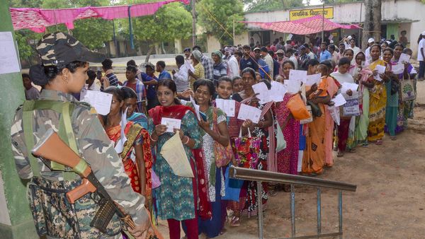 നാലാം ഘട്ടം സംഘര്‍ഷഭരിതം.. പലയിടത്തും ഇവിഎം തകരാര്‍; പോളിംഗ് അവസാനിച്ചു