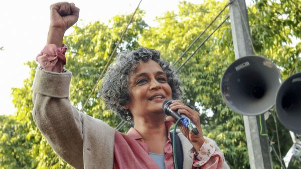 കാശ്‌മീരുമായി ബന്ധപ്പെട്ട വിവാദ പ്രസംഗം; എഴുത്തുകാരി അരുന്ധതി റോയിയെ പ്രോസിക്യൂട്ട് ചെയ്യാൻ അനുമതി