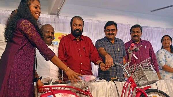 മോഷണം പോയ സൈക്കിളിന് പകരം അവന്തികയ്ക്ക് മന്ത്രി സമ്മാനിച്ച സൈക്കിളും മോഷണം പോയി; പരാതി