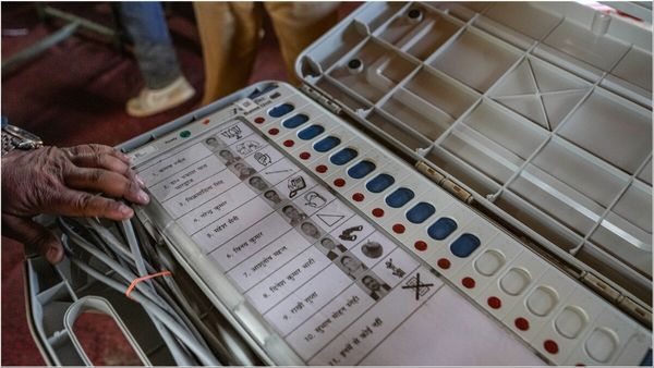 ഫോണ്‍ ഉപയോഗിച്ച് ഇവിഎം തുറക്കാന്‍ ശ്രമം, മുംബൈ എംപിയുടെ ബന്ധുവിനെതിരെ കേസ്