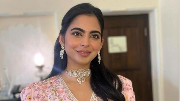 നിത അംബാനിയുടെ കമ്മല്‍ അണിഞ്ഞ് ഇഷാ അംബാനി, 45 ക്യാരറ്റ് വജ്രങ്ങള്‍; വിലയറിയുമോ?
