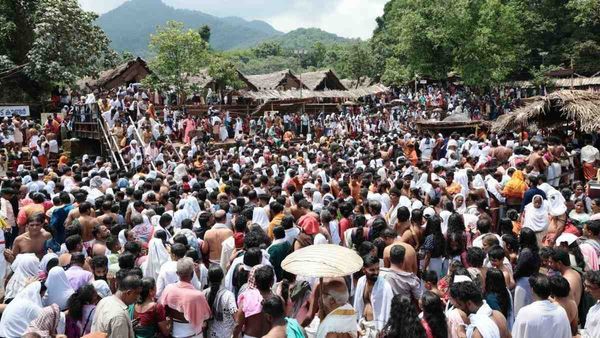 ഭക്തജന സാഗരമായി കൊട്ടിയൂര്‍ തീര്‍ത്ഥാടക തിരക്ക് കൊണ്ടു വീര്‍പ്പുമുട്ടി