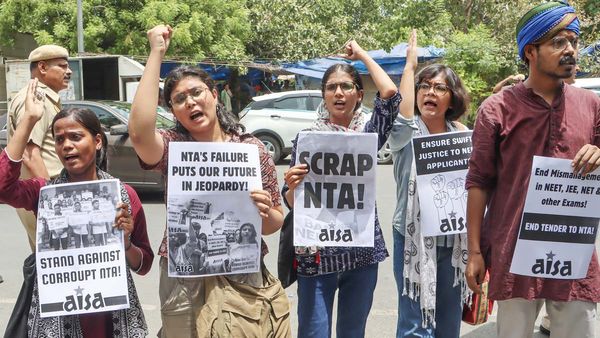 നീറ്റ് വിവാദം പുതിയ വഴിത്തിരിവിലേക്ക്; പരീക്ഷയുടെ തലേദിവസം തന്നെ ചോദ്യപേപ്പര്‍ ലഭിച്ചെന്ന് വിദ്യാര്‍ത്ഥി!