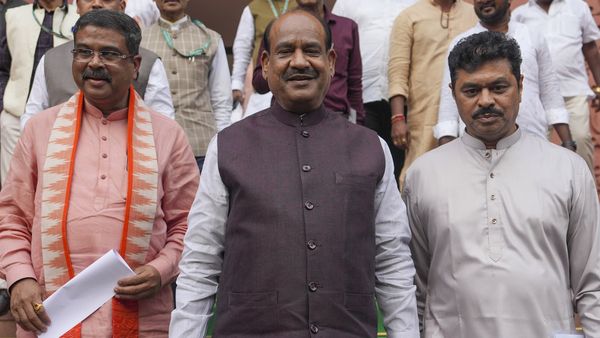 തരൂരടക്കം 5 പേര്‍ സത്യപ്രതിജ്ഞ ചെയ്തില്ല, ഇടഞ്ഞ് തൃണമൂല്‍; സ്പീക്കര്‍ സ്ഥാനത്തേക്ക് ജയമുറപ്പിച്ച് ബിര്‍ള