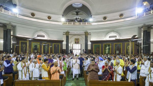 പ്രധാനമന്ത്രിയുടെ ശമ്പളം എത്രയെന്ന് അറിയാമോ? അലവൻസുകൾ കൂടി ചേർത്താൽ വൻ തുക കീശയിൽ