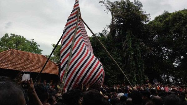 ഭക്തിസാന്ദ്രമായ അന്തരീക്ഷത്തില്‍ കളരിവാതുക്കല്‍ ഭഗവതിയുടെ തിരുമുടി താഴ്ന്നു