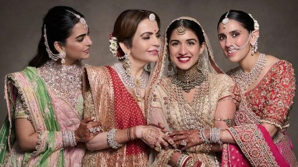 ആഡംബരം മാത്രമല്ല.. അംബാനി കുടുംബത്തിലെ മരുമക്കള്‍ പഠനത്തിലും മിടുക്കികള്‍..!