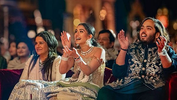 ആനന്ദിനും രാധികയ്ക്കും മുകേഷ് അംബാനിയുടെ സ്‌നേഹം സമ്മാനം; വില കേട്ടാല്‍ ഞെട്ടും