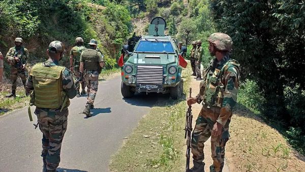 ജമ്മു കശ്മീരില്‍ സൈനികരും ഭീകരരും തമ്മില്‍ ഏറ്റുമുട്ടല്‍; നാല് സൈനികര്‍ക്ക് വീരമൃത്യു