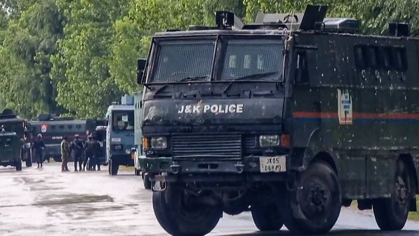 ജമ്മു കശ്മീരിലെ കത്വയില്‍ സൈനിക വാഹനവ്യൂഹത്തിന് നേരെ ഭീകരാക്രമണം; 4 ജവാന്‍മാര്‍ക്ക് വീരമൃത്യു