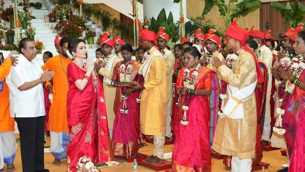 സമ്മാനമായി സ്വർണാഭരണങ്ങൾ, ഒരു വർഷത്തേക്ക് പലചരക്ക് സാധനങ്ങൾ; 50 വിവാഹങ്ങൾ നടത്തി അംബാനി 