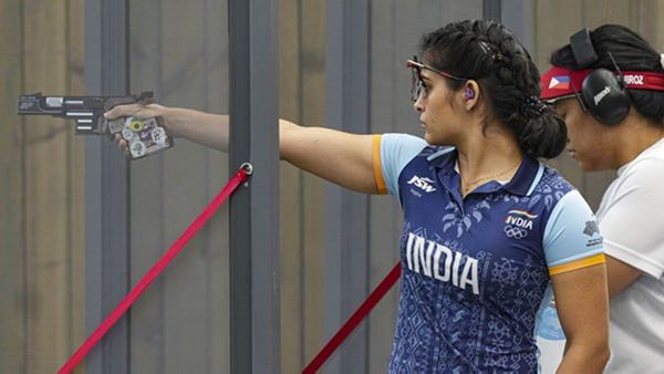 പാരീസ് ഒളിമ്പിക്സിൽ ഇന്ത്യക്ക് ആദ്യ മെഡൽ; ഷൂട്ടിങ്ങിൽ വെങ്കലം, ചരിത്രം കുറിച്ച് മനു ഭാകർ