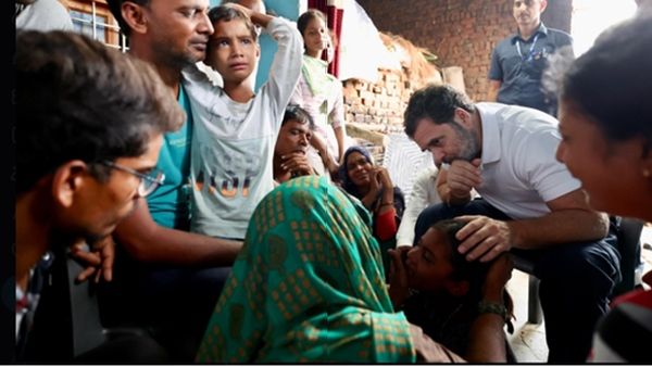 ഹാഥ്റാസ് ദുരന്തം; മരിച്ചവരുടെ കുടുംബാംഗങ്ങളെ സന്ദർശിച്ച് രാഹുൽ ഗാന്ധി