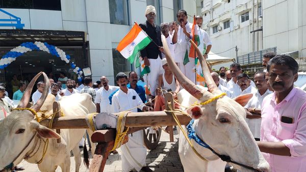 പ്രതീകാത്മക വില്ലുവണ്ടിയുമായി അയ്യങ്കാളിയെ കോണ്‍ഗ്രസ് അനുസ്മരിച്ചു