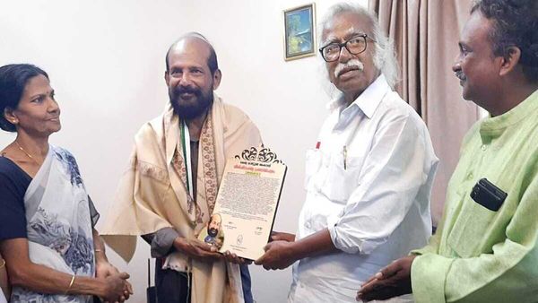 കാര്‍ട്ടൂണിസ്റ്റ് പിഎന്‍ ദിവാകരന് കേരള കാര്‍ട്ടൂണ്‍ അക്കാദമിയുടെ വിശിഷ്ടാംഗത്വം സമ്മാനിച്ചു