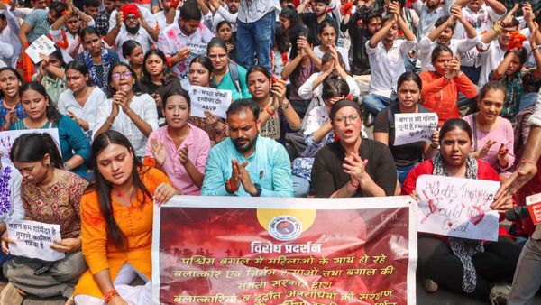 ഡോക്ടറുടെ ബലാത്സംഗ കൊല; കത്തിപ്പടര്‍ന്ന് പ്രതിഷേധം, ഫുട്‌ബോള്‍ ആരാധകരും തെരുവില്‍, മത്സരം റദാക്കി