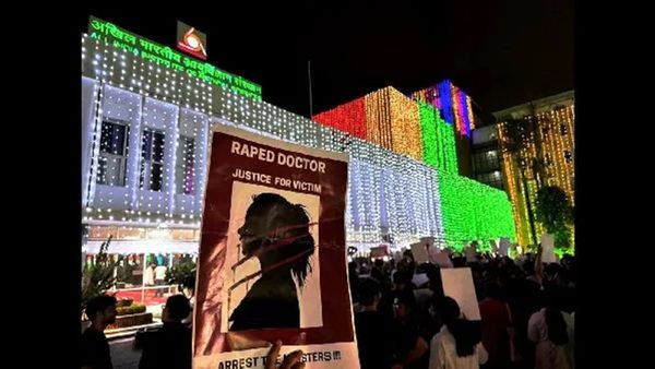 കൊൽക്കത്തയിൽ രാത്രിയിലും ഡോക്ടർമാരുടെ പ്രതിഷേധം; വനിതകളുടെ സുരക്ഷയ്ക്കായി മാർഗനിർദ്ദേശങ്ങളുമായി സർക്കാർ