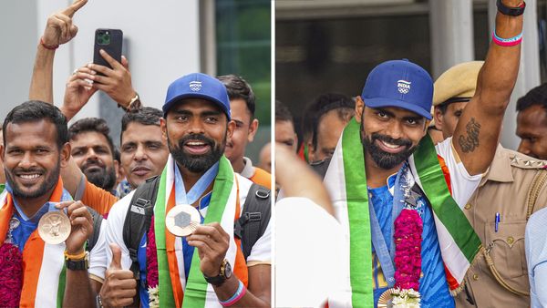 വെങ്കലത്തിളക്കത്തില്‍ ശ്രീജേഷും സംഘവുമെത്തി; വിമാനത്താവളത്തില്‍ വന്‍സ്വീകരണം