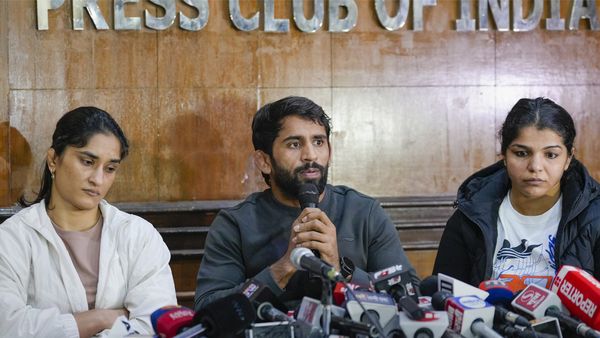 ഡല്‍ഹി പൊലീസ് സുരക്ഷ പിന്‍വലിച്ചെന്ന് വിനേഷ്, നീക്കം ബ്രിജ് ഭൂഷണിനെതിരെ മൊഴി കൊടുക്കാനിരിക്കെ