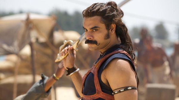 അജയന്റെ രണ്ടാം മോഷണം 50 കോടി ക്ലബില്‍; ടൊവിനോ തോമസ് പ്രതിഫലമായി വാങ്ങിയത് ഇത്ര? കൃതിക്ക് 1.5 കോടി