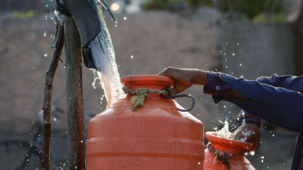 പറവൂരിലെ തീരദേശ മേഖലയില്‍ ശുദ്ധജലം കിട്ടാനില്ല. ഒപ്പം പൈപ്പ് പൊട്ടലും; ജല അതോറിറ്റിക്ക് വിമര്‍ശനം