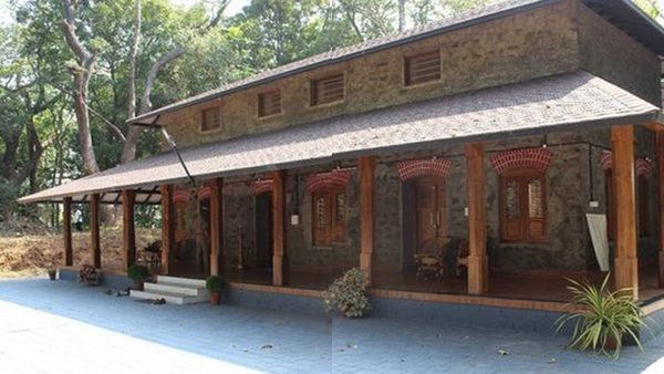 ധോണി കാടിന് നടുവിൽ സഞ്ചാരികളെ കാത്ത് കവറക്കുന്ന് ബംഗ്ലാവ്; പ്രകൃതിയുടെ പച്ചപ്പ് നേരിട്ട് കാണാം