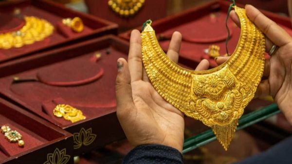 റെക്കോഡില്‍ കണ്ണുവെച്ച് സ്വര്‍ണം, എന്തുകൊണ്ടാണ് സ്വര്‍ണവില കൂടിക്കൊണ്ടിരിക്കുന്നത്?
