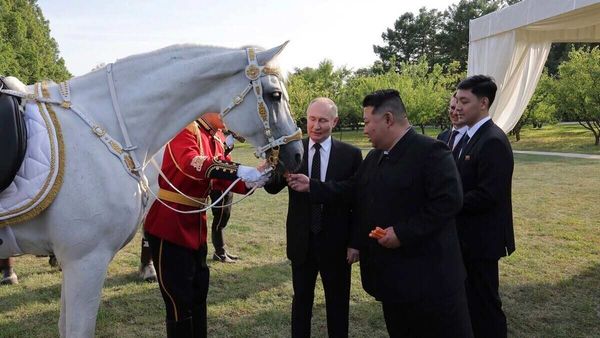 യുക്രൈനെ തകര്‍ക്കാന്‍ ഷെല്ലുകള്‍, പ്രത്യുപകാരമായി കിമ്മിന് കുതിരകളെ സമ്മാനിച്ച് പുടിന്‍