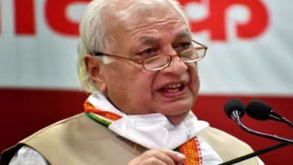 ഗവര്‍ണറുടെ ഷാളിന് തീപിടിച്ചു; സംഭവം ഗാന്ധിജിയുടെ ചിത്രത്തിന് മുന്നിലെ നിലവിളക്ക് കൊളുത്തുന്നതിനിടെ