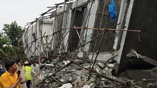 ബെംഗളൂരൂവില്‍ ദുരിതം വിതച്ച് മഴ: കെട്ടിടം തകർന്ന് വീണ് ഒരു മരണം, നിരവധി തൊഴിലാളികള്‍ കുടുങ്ങി