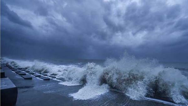 ദന ചുഴലിക്കാറ്റ്: 10 ലക്ഷം പേരെ ഒഴിപ്പിക്കും,പരിഭ്രാന്തരാവേണ്ടെന്ന് ഒഡീഷ മുഖ്യമന്ത്രി,സംസ്ഥാനം സജ്ജം