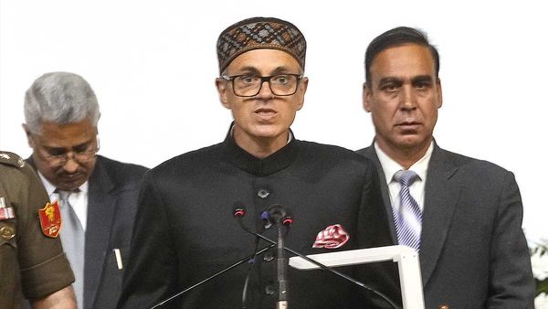 'ജമ്മു കാശ്മീരിന്റെ സംസ്ഥാന പദവി പുനസ്ഥാപിക്കണം'; ആദ്യ മന്ത്രിസഭാ യോഗത്തില്‍ തന്നെ പ്രമേയം