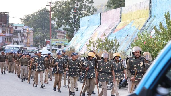 ഉത്തരകാശിയിലെ മുസ്ലീം പള്ളി പൊളിക്കണമെന്നാവശ്യപ്പെട്ട് വലത് സംഘടനകള്‍; പൊലീസിന് നേര്‍ക്ക് കല്ലേറ്