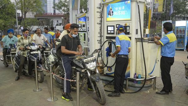 ക്രൂഡ് ഓയില്‍ വിലയില്‍ 18 % ഇടിവ്: വരുമാനം 15 ലക്ഷം കോടി: എന്നിട്ടും പെട്രോള്‍ വില കുറയാത്തത് എന്ത്: ഐസക്