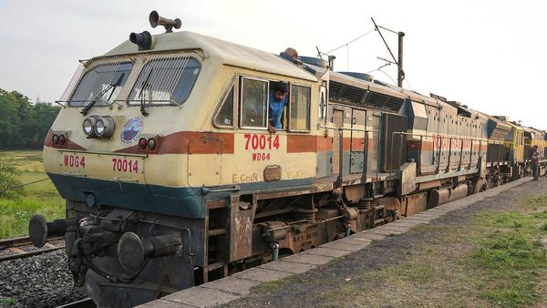 വീണ്ടും ട്രെയിന്‍ അപകടം, എഞ്ചിനും കോച്ചുകളും വേര്‍പെട്ട് ഓടിയത് 500 മീറ്റര്‍..! ആളപായമില്ല