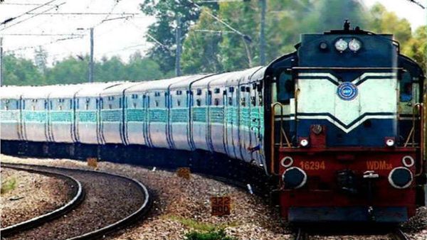 എസി കോച്ചില്‍ കയറിയ ആളെ തള്ളിയിട്ടതോ: കോഴിക്കോട്ടെ മരണത്തില്‍ റെയില്‍വേ ജീവനക്കാരനെതിരെ കേസെടുത്തു