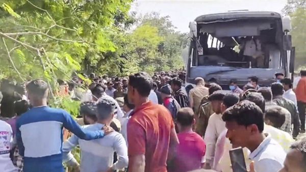 മഹാരാഷ്ട്രയില്‍ ബസ് നിയന്ത്രണം വിട്ട് മറിഞ്ഞ് 10 മരണം: നിരവധി പേർക്ക് പരിക്കേറ്റു