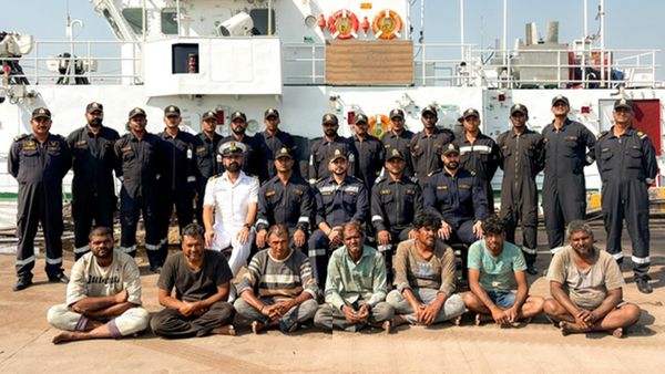 പാക് കപ്പലിനെ പിന്തുടർന്ന് പിടിച്ച് ഇന്ത്യന്‍ സേന: 7 മത്സ്യത്തൊഴിലാളികളെ രക്ഷിച്ചത് അതിസാഹസികമായി