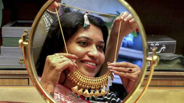 സ്വർണവില കുറച്ചത് ട്രംപണ്ണന്‍, ഒറ്റയടിക്ക് 1320 ഇടിഞ്ഞു: വാങ്ങേണ്ടവർ ഇപ്പോള്‍ വാങ്ങണം, ആശ്വാസം അധികനാളില്ല