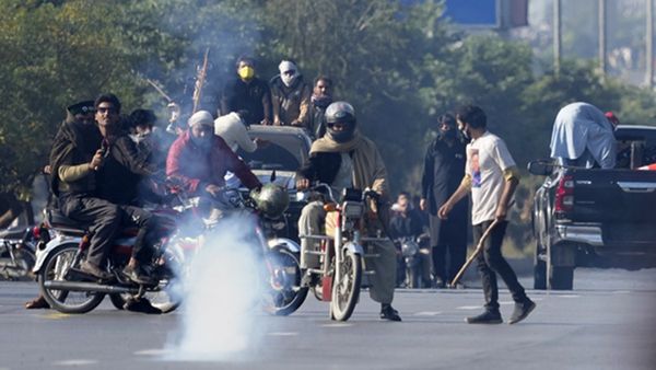 'അവസാനം വരെ പോരാടുക'; പ്രവർത്തകരോട് ഇമ്രാന്‍ ഖാന്റെ ആഹ്വാനം: പാകിസ്താന്‍ സംഘർഷഭരിതം