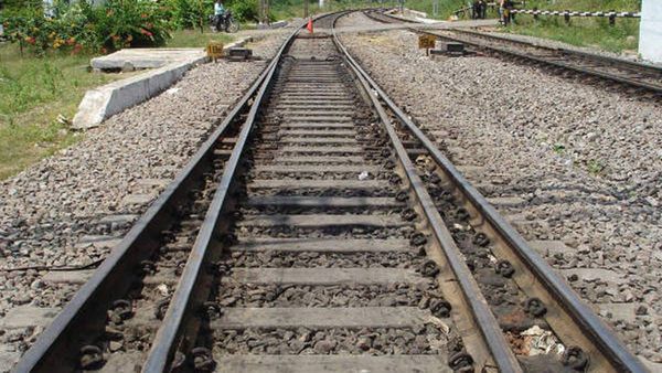 ഷൊർണൂരില്‍ ട്രെയിന്‍ തട്ടി നാലുപേർ മരിച്ചു: അപകടത്തില്‍പ്പെട്ടത് റെയില്‍വേയിലെ കരാർ തൊഴിലാളികള്‍