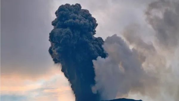 ഇന്ത്യോനേഷ്യയിലെ ലെവോടോബി ലാകി-ലാകി അ​ഗ്നിപർവതം പൊട്ടിത്തെറിച്ചു; പത്ത് മരണം