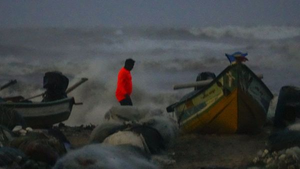 ആഞ്ഞടിച്ച് ഫെഞ്ചല്‍, ചുഴലിക്കാറ്റ് തീരം തൊട്ടു: ചെന്നൈ വിമാനത്താവളം അടച്ചു; നഗരം വെള്ളക്കെട്ടില്‍