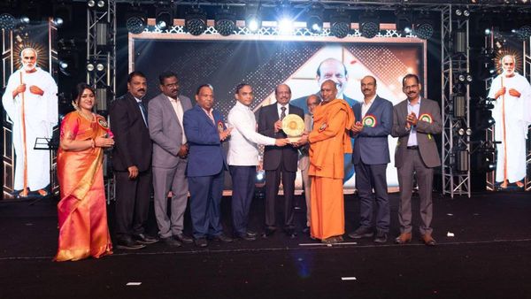 മാപ്പിളപ്പാട്ട് കലാകാരന് ലുലുചെയർമാൻ യൂസഫലിയുടെ സ്നേഹസമ്മാനം; ജന്മദിനത്തിൽ 'സാരഥി'യും നൽകി യൂസഫലിക്ക് സർപ്രൈസ്